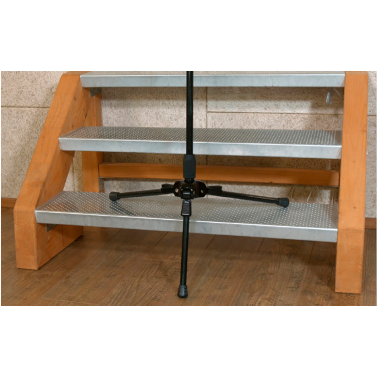 T3 – Tall Tripod Stand